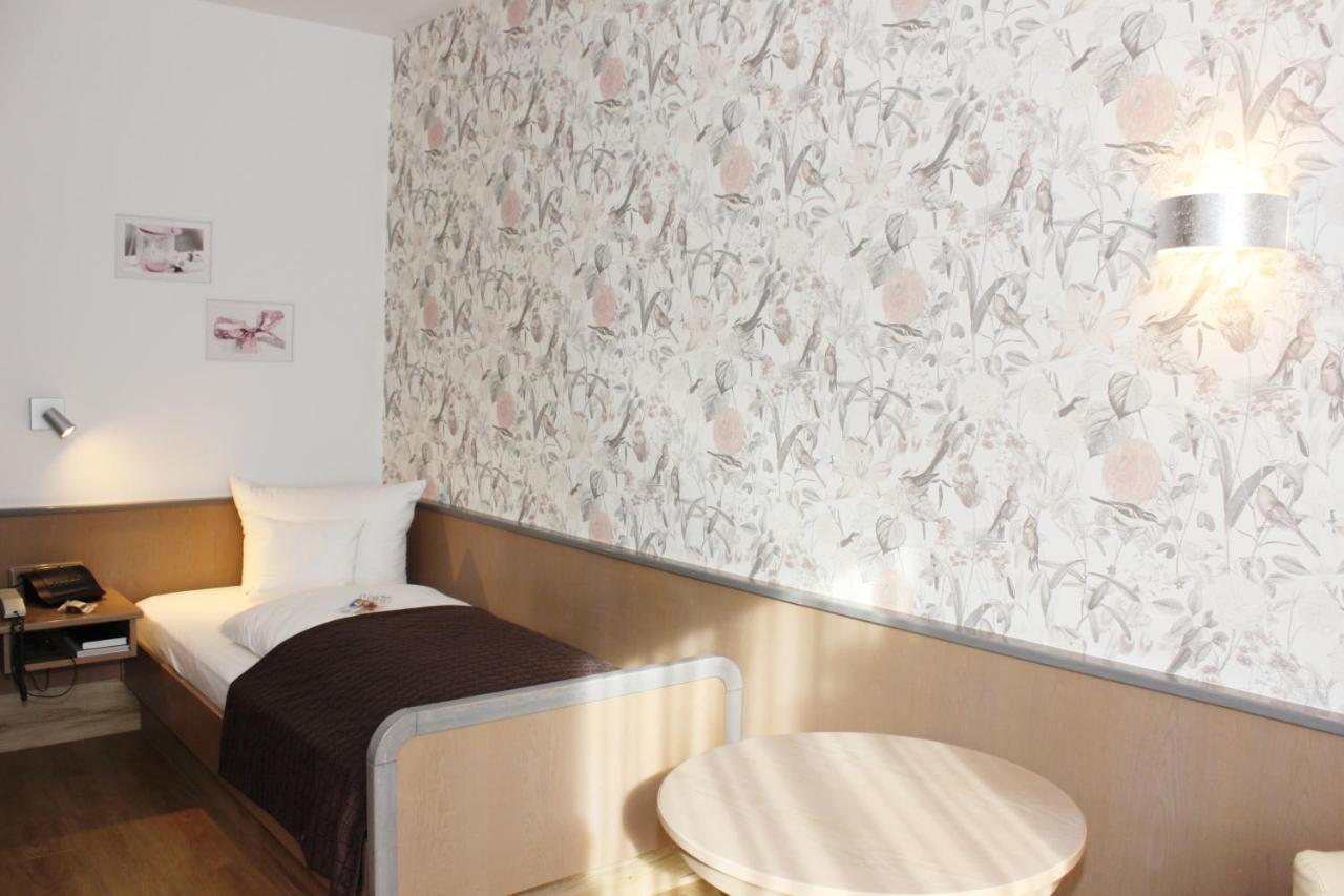 Landhotel Zum Boehm Рот Экстерьер фото